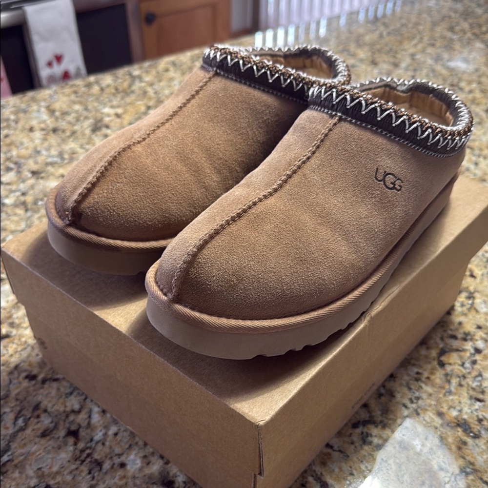 UGG Tasman in chestnut